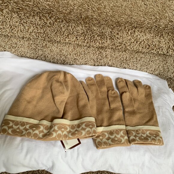 COACH Women\'s FB0461 2Pc. Camel 100% Merino Wool Sig Hat and Glove Set .